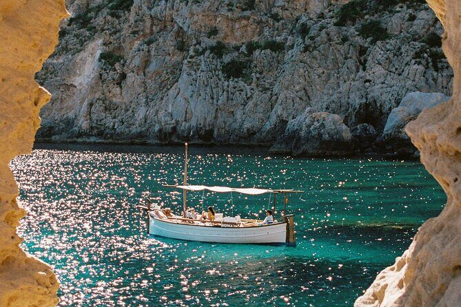 Private Tour 4 hours Es Vedra, Atlantis or Cala Comta, Cala Bassa - Key things you’ll notice on this Es Vedrà boat day